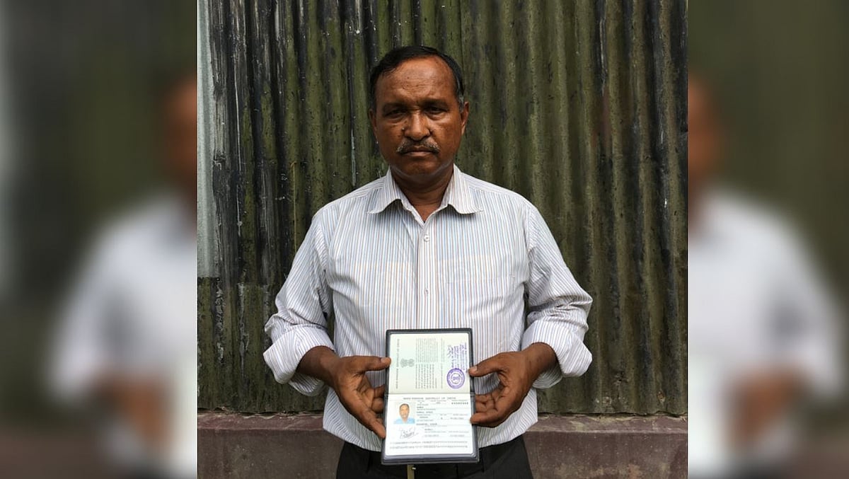 35 साल तक भारतीय वायुसेना की सेवा करने के बाद शम्सुल हक अहमद का नाम एनआरसी में नहीं है.&nbsp;