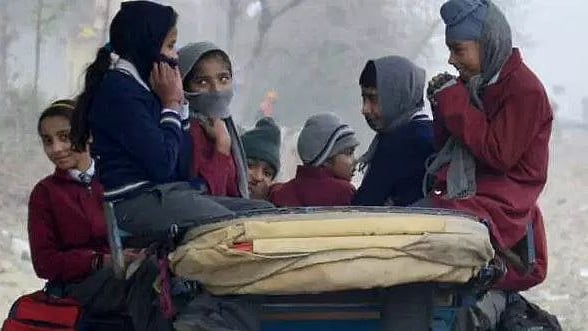 ठंड को देखते हुए जिला प्रशासन के आदेश पर स्कूलों में छुट्टियां कर दी जाती हैं.