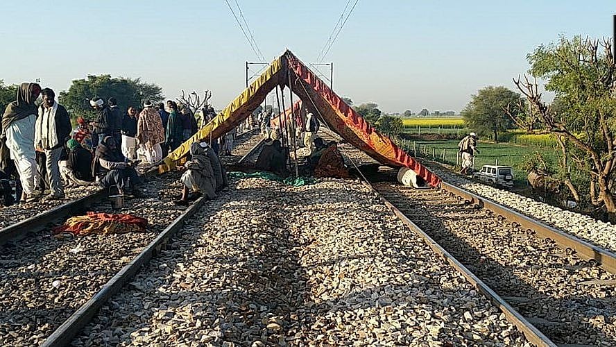 रेल पार्टियों पर कब्जा करके गुर्जरों की आंदोलन करने की शैली पुरानी है