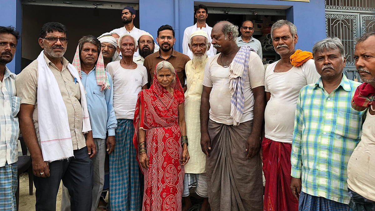 सिवान में बुजुर्गों के साथ लगी चौपाल