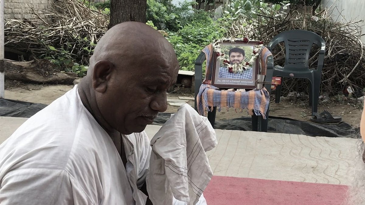 गुजरात के अहमदाबाद में पत्नी उर्मिला के परिजनों ने हरेश की बेरहमी से हत्या कर दी.
