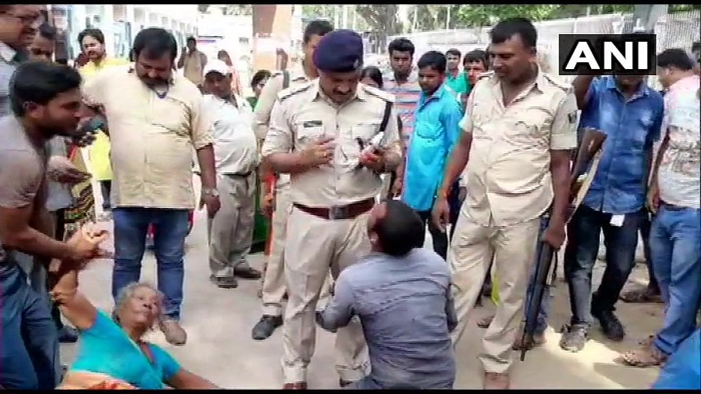मवेशी चोरी के आरोप में स्थानीय लोगों ने पीटा