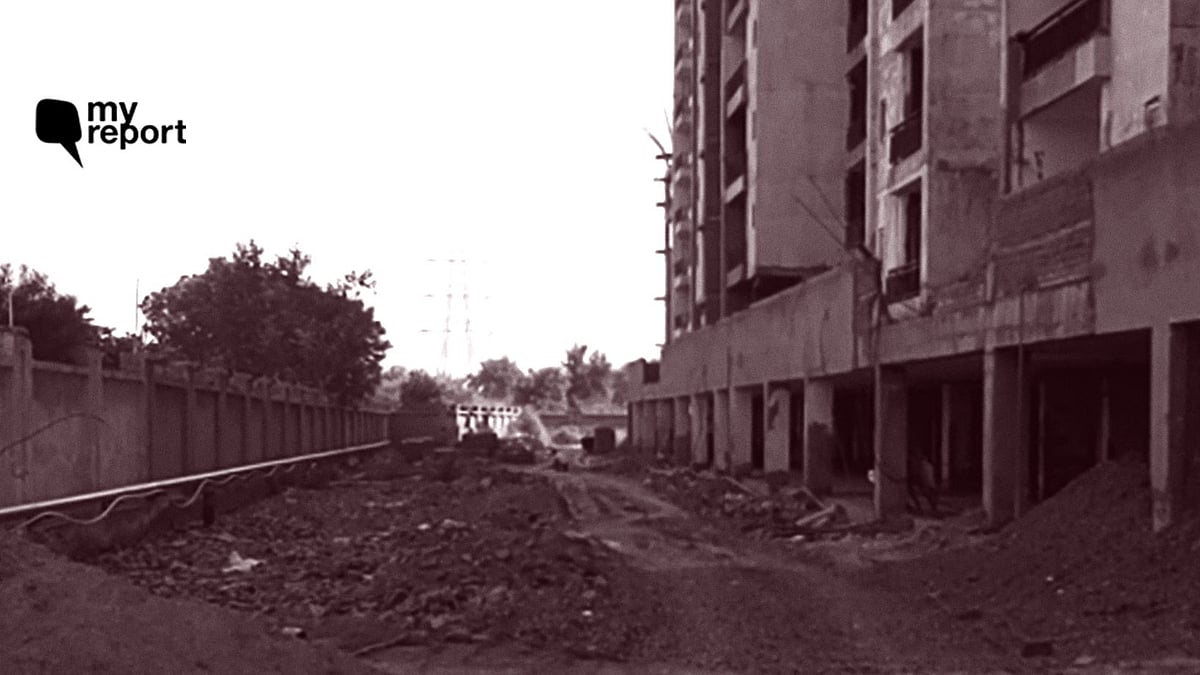 सोसायटी के अंदर-बाहर और फ्लैटों में चल रहा काम