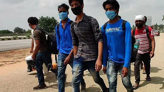 कर्नाटक से झारखंड, बिहार के लिए पैदल निकले मजदूर&nbsp;