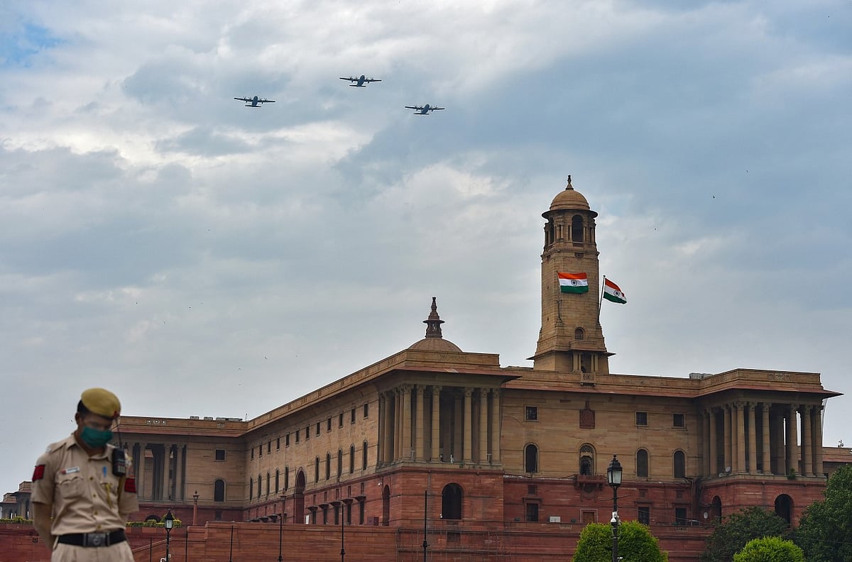 सेना कोरोना योद्धाओं को समर्थन देते हुए फ्लाई पास्ट और अन्य गतिविधियां कर रही है