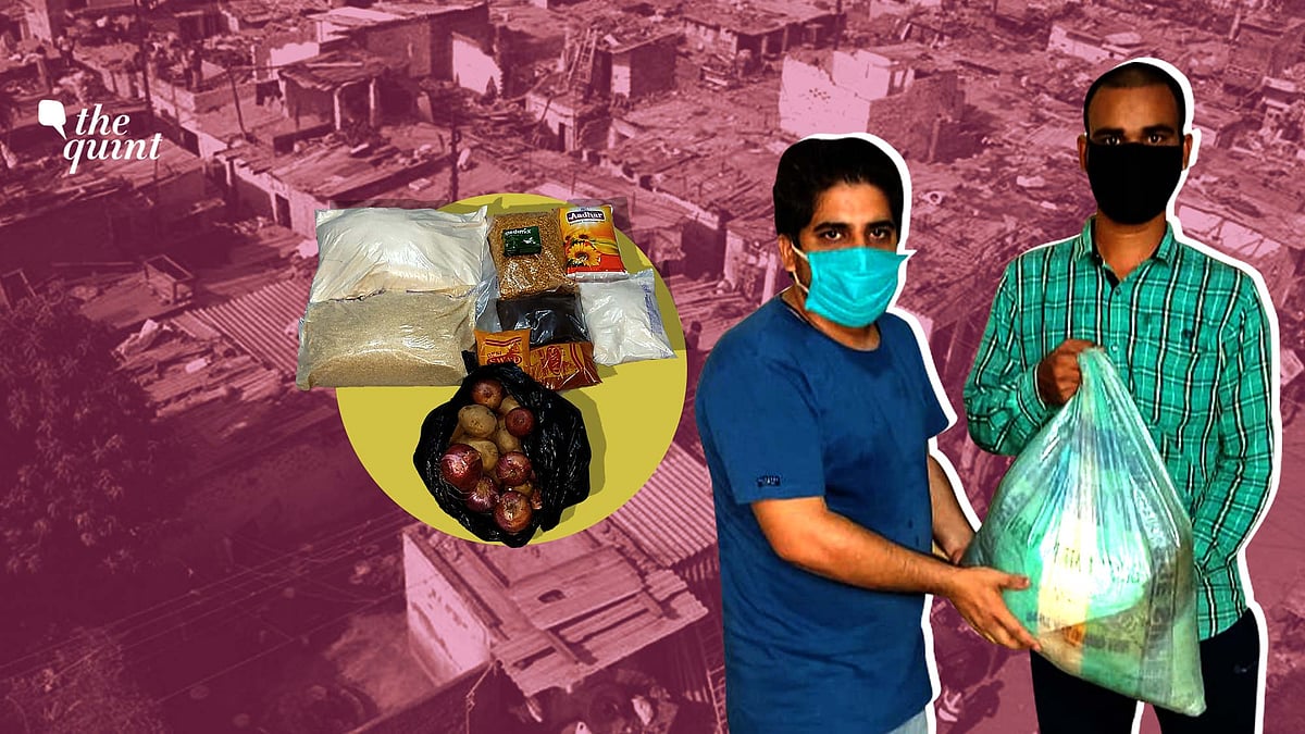 धारावी के लोगों को राशन पहुंचाते गुलजार