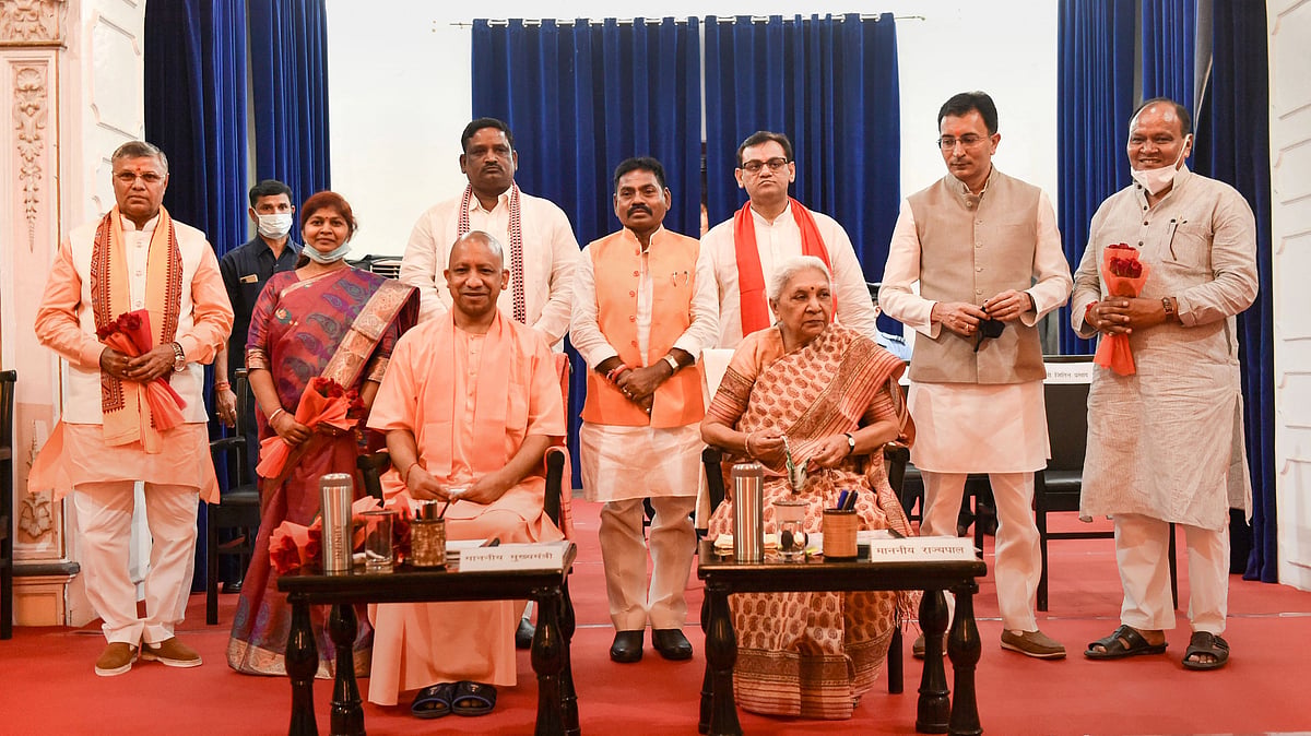 <div class="paragraphs"><p>नए कैबिनेट मंत्रियों के साथ योगी आदित्यनाथ और आनंदी बेन पटेल</p></div>