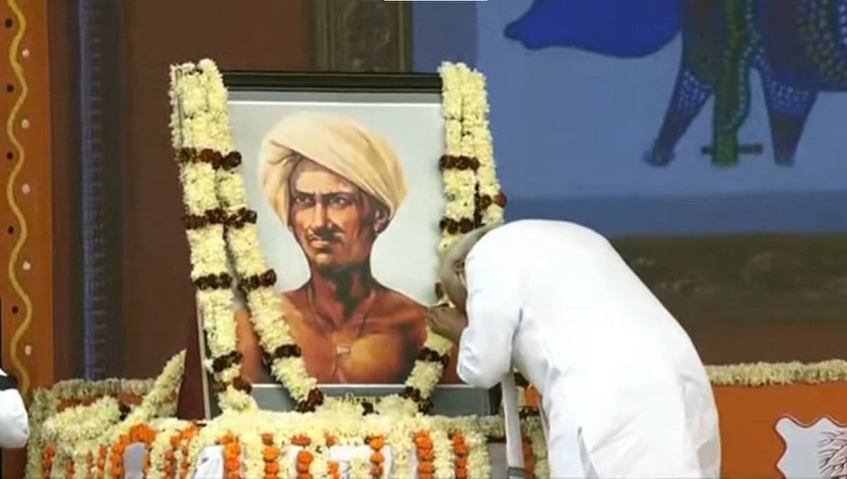 <div class="paragraphs"><p>बिरसा मुंडा को नमन करते पीएम मोदी</p></div>