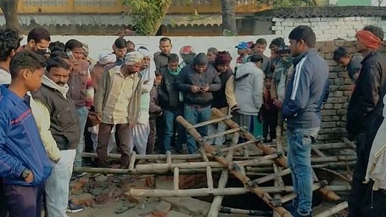 <div class="paragraphs"><p>हादसे के बाद लोगों ने कुएं को ढंका</p></div>