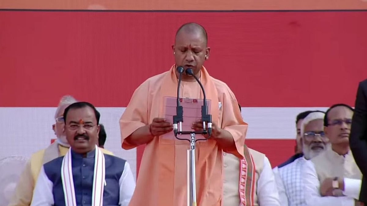 <div class="paragraphs"><p>योगी आदित्यनाथ ने दूसरी बार यूपी सीएम पद की शपथ ली, ये रही मंत्रियों की लिस्ट</p></div>