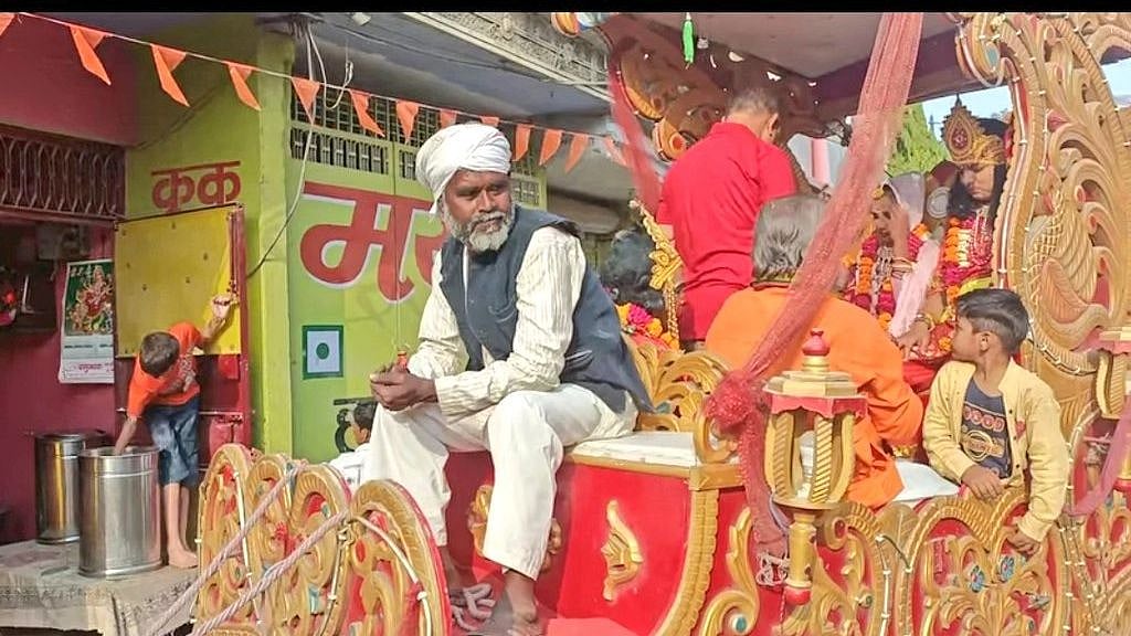 <div class="paragraphs"><p>उन्नाव में रामजी के रथ के सारथी बने रज्जाक मियां</p></div>