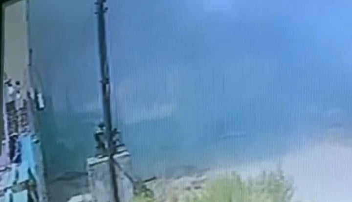 <div class="paragraphs"><p>Hapur Blast: इलेक्ट्रॉनिक्स का लाइसेंसे लेकर बनाते थे पटाखे, धमाके में 12 की मौत</p></div>