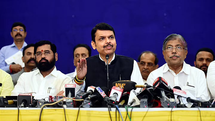 <div class="paragraphs"><p>उद्धव सरकार तो बहाना है,शिवसेना बीजेपी का असली निशाना है.</p></div>