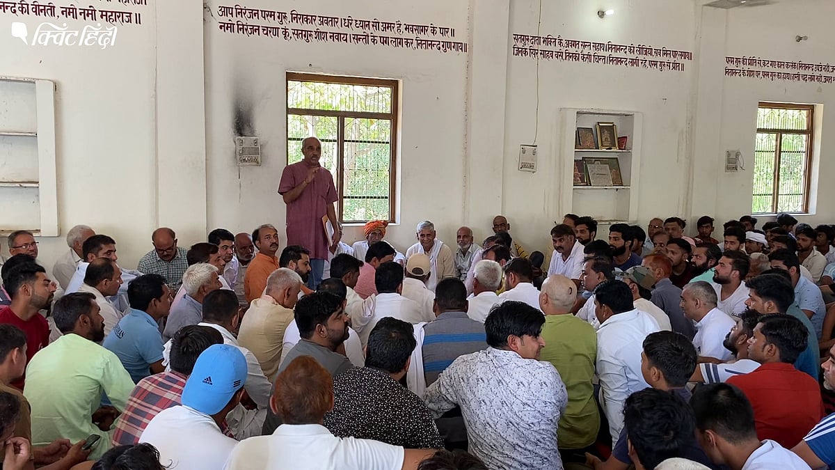 <div class="paragraphs"><p>मानेसर पंचायत में भाषण देते हुए VHP नेता देवेंद्र सिंह</p></div>
