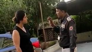 <div class="paragraphs"><p>Noida में महिला का गार्ड से बदतमीती का वीडियो वायरल, पुलिस ने लिया संज्ञान</p></div>
