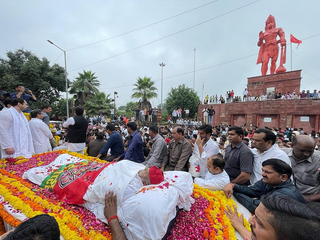 <div class="paragraphs"><p>Mulayam Singh Yadav: पंचतत्व में विलीन हुए एसपी संस्थापक मुलायम सिंह यादव</p></div>