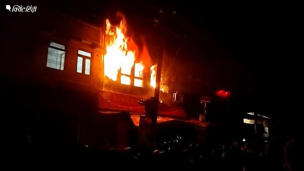 <div class="paragraphs"><p>उत्तर प्रदेश के फिरोजाबाद में मकान में लगी आग</p></div>