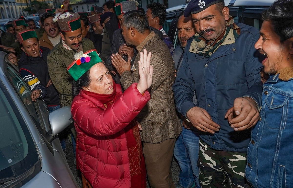 <div class="paragraphs"><p>हिमाचल:CM चुनने के लिए कांग्रेस की बैठक शुरू,बाहर प्रतिभा सिंह का शक्ति प्रदर्शन</p></div>