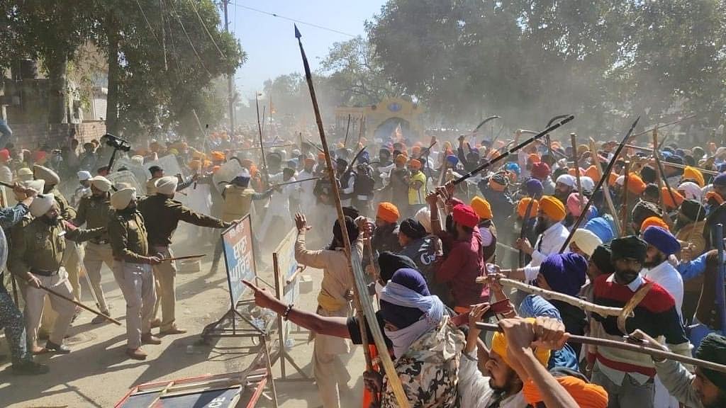 <div class="paragraphs"><p>Waris Punjab De के समर्थक</p></div>