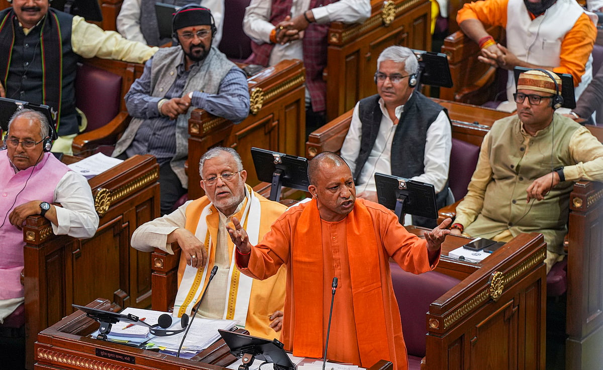 <div class="paragraphs"><p>CM योगी बोले- माफिया को मिट्टी में मिला देंगे, अखिलेश ने पूछा-डबल इंजन कहां हैं?</p></div>