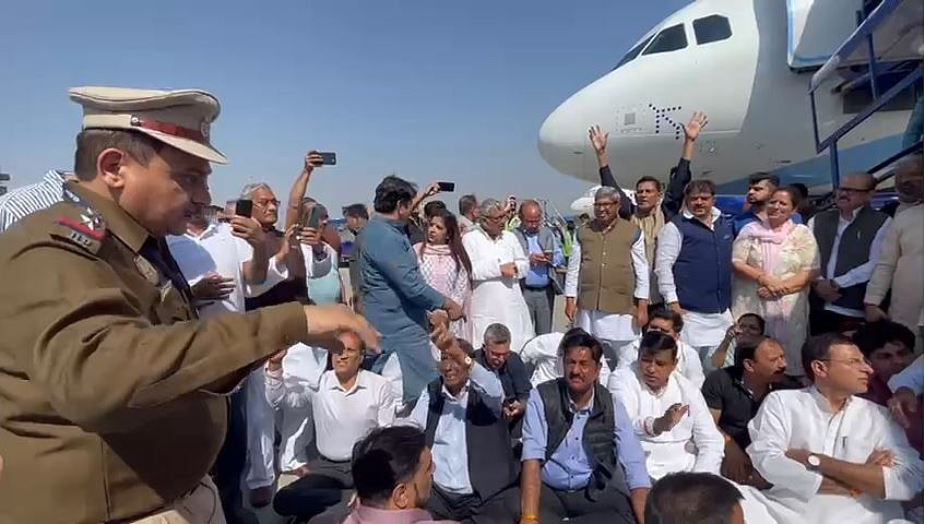 <div class="paragraphs"><p>कांग्रेस के कई नेता वहीं धरने पर बैठ गए हैं</p></div>
