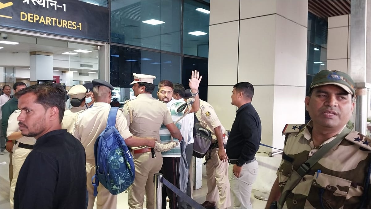 <div class="paragraphs"><p>मनीष कश्यप को तमिलनाडु ले जा रही पुलिस, 31 मार्च को कोर्ट में होगी पेशी</p></div>