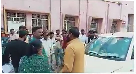 <div class="paragraphs"><p>"BJP से हूं, लोग खौफ खाते हैं"-एंबुलेंस के सामने गाड़ी खड़ी रखा नेता,मरीज की मौत</p></div>