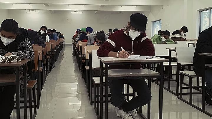 <div class="paragraphs"><p>कंपीटीटिव परीक्षाओं में जाति का दोहरा रोल, रिसर्च में पोल खोल</p></div>