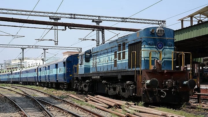 <div class="paragraphs"><p>महाराष्ट्र: RPF जवान ने ट्रेन में लोगों पर चलाई गोली, एक ASI समेत 4 लोगों की मौत</p></div>