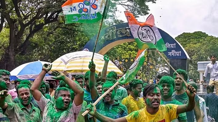 <div class="paragraphs"><p>पश्चिम बंगाल पंचायत चुनाव की मतगणना के दौरान टीएमसी कार्यकर्ता और समर्थक जश्न मनाते हुए</p></div>