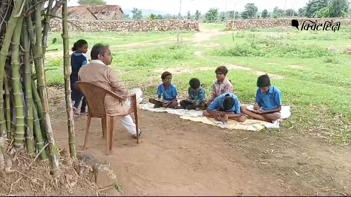 <div class="paragraphs"><p>MP: जर्जर स्कूल, पेड़ के नीचे होती पढ़ाई, कलेक्टर बोले- अब होगी कार्रवाई</p></div>