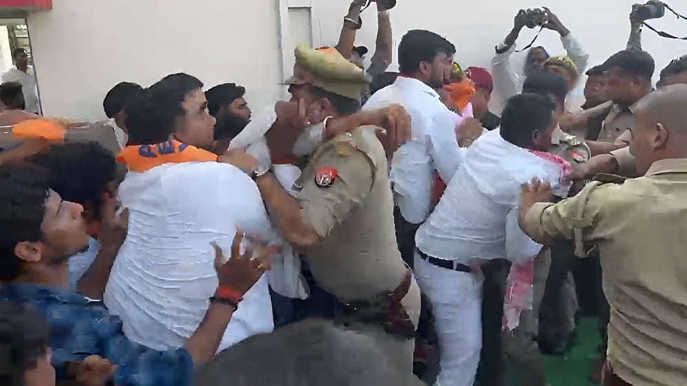 <div class="paragraphs"><p>गोरखपुर यूनिवर्सिटी में घमासान, ABVP कार्यकर्ताओं और पुलिस के बीच जमकर मारपीट</p></div>