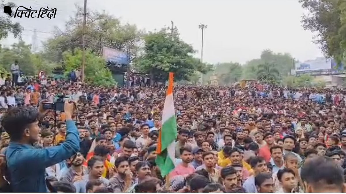 <div class="paragraphs"><p>पटवारी भर्ती घोटाले को लेकर प्रदर्शन करते छात्र</p></div>