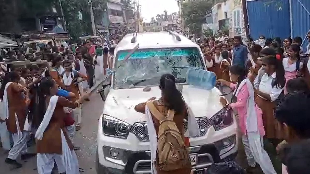 <div class="paragraphs"><p>वैशाली में सरकारी स्कूल की छात्राओं ने BEO की गाड़ी पर बरसाएं पत्थर, रोड किया जाम</p></div>