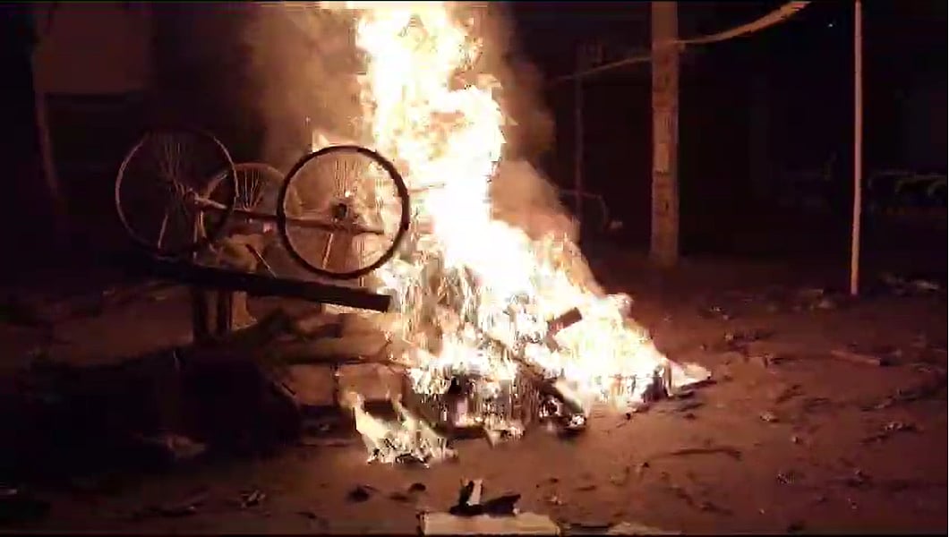 <div class="paragraphs"><p>Bihar: बेगूसराय में दुर्गा विसर्जन के दौरान पथराव-आगजनी, कई घायल, 10 लोग गिरफ्तार</p></div>