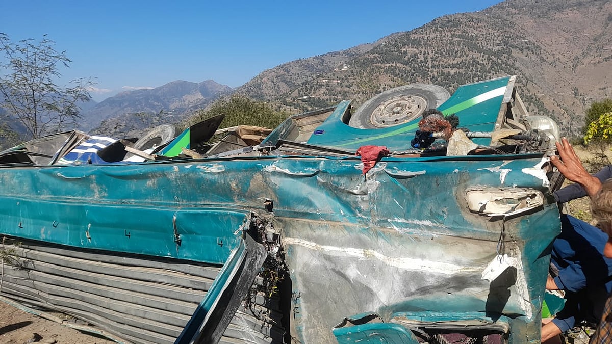 <div class="paragraphs"><p>Jammu Kashmir Accident: डोडा में 400 फीट गहरी खाई में गिरी बस, 36 लोगों की मौत</p></div>