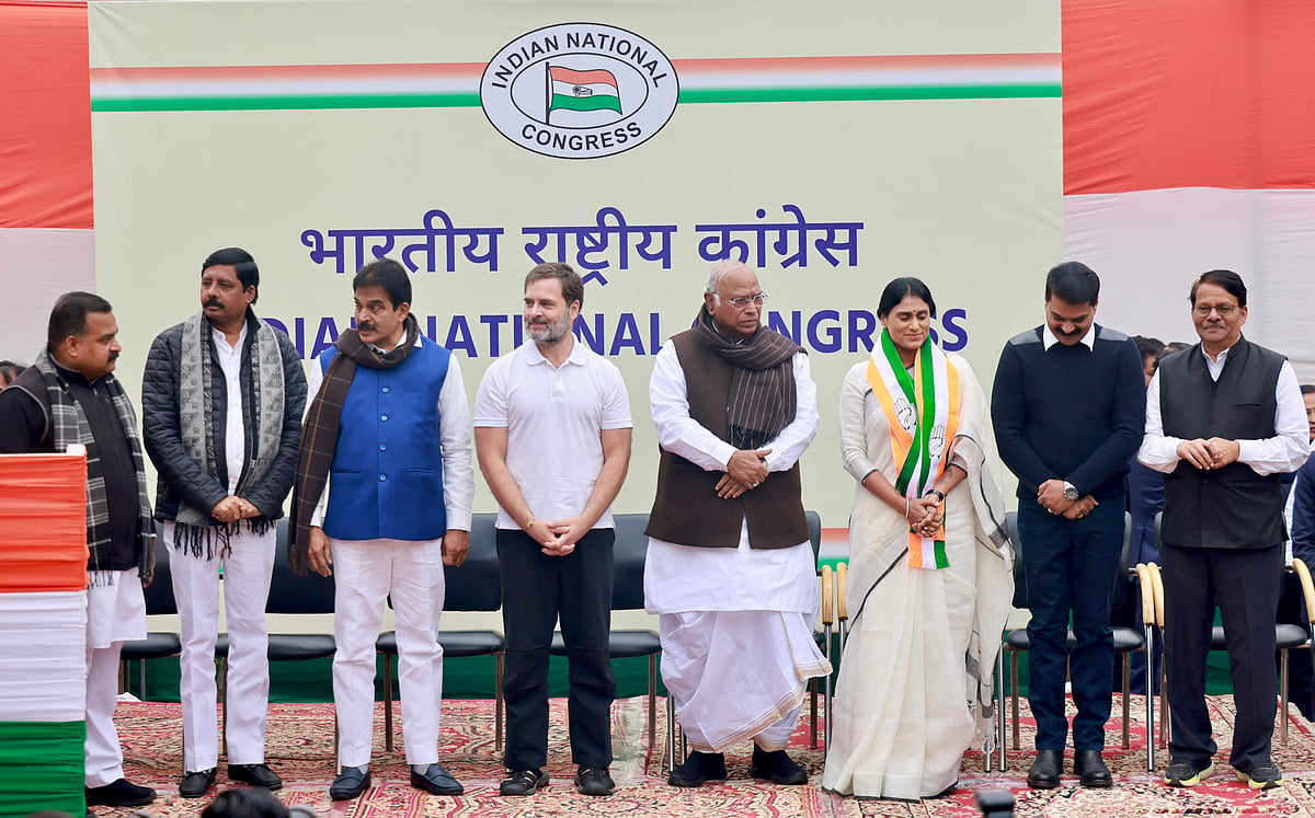 <div class="paragraphs"><p>YS शर्मिला कांग्रेस में शामिल: जगन मोहन रेड्डी को कितना नुकसान पहुंचा पाएगी बहन?</p></div>