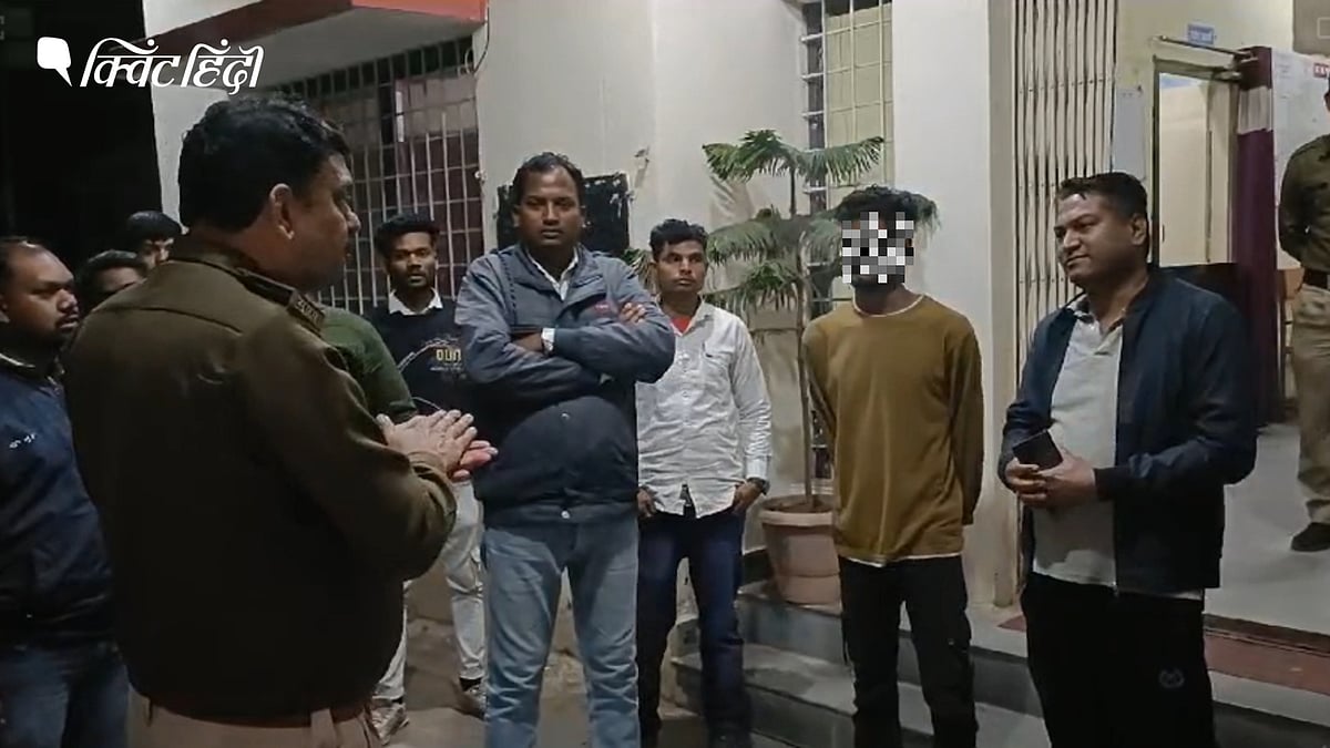 <div class="paragraphs"><p>'मेरे कपड़े उतरवाकर बेल्ट से पीटा": MP में आदिवासी युवक की नग्न कर पिटाई, वीडियो वायरल</p></div>