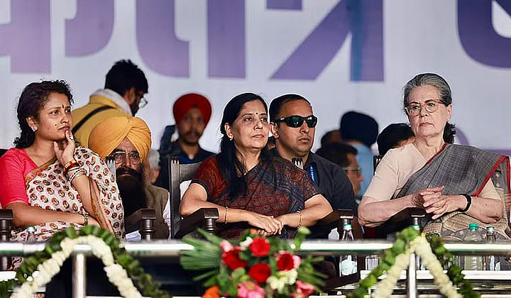 <div class="paragraphs"><p>राजनेता की पत्नी होना&nbsp;राजनीति में अभिशाप</p></div>