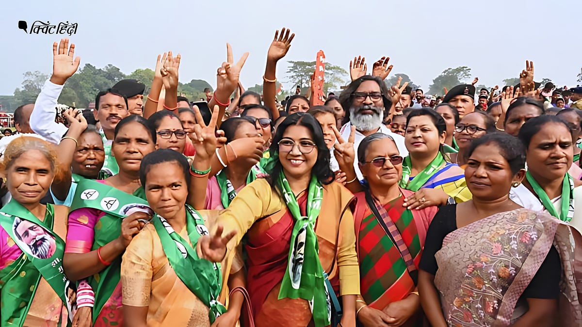 <div class="paragraphs"><p>हेमंत सोरेन आदिवासी महिलाओं के साथ तस्वीर खिंचवाते हुए.</p></div>