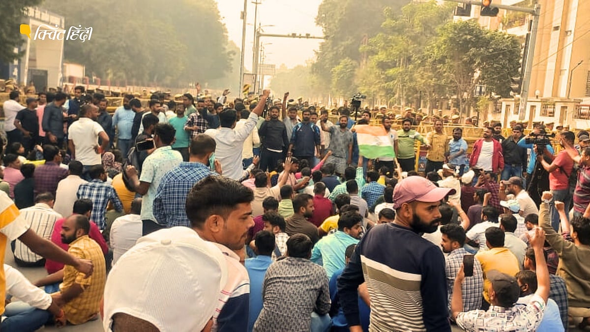 <div class="paragraphs"><p>प्रयागराज में UPPSC मुख्यालय के बाहर अभ्यर्थियों का धरना प्रदर्शन.</p></div>