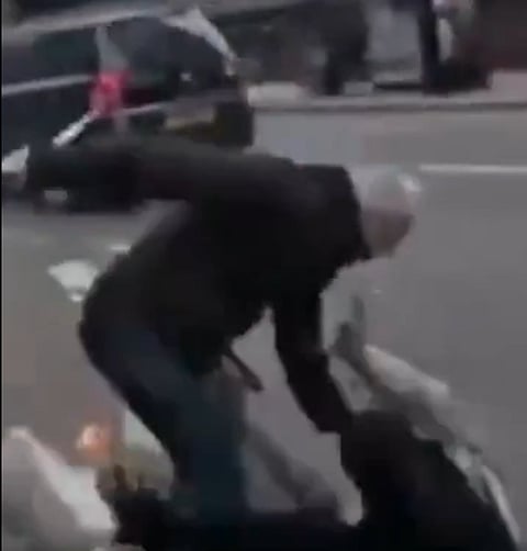 Video: Man attackerad med kniv efter koranbränning utanför Turkiska konsulatet i London
