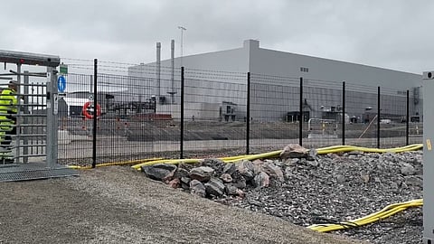 I måndags stod det klart att 1 800 anställda får gå från fabriken i Skellefteå.