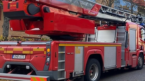 Tre till sjukhus efter våldsam brand 