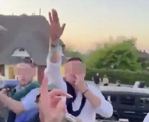 Tyska nationalister frias från olaglig sång men döms för Hitlermustasch