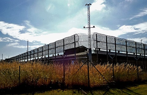 Vårdbolag med brottsåtalad ägare får miljonavtal – sägs upp