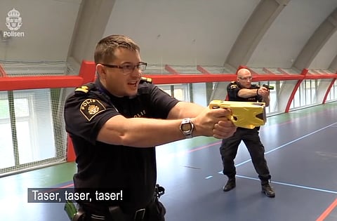 7 år gammal Informationsfilm från polisen som togs fram för att informera om det kommande införandet av elpistoler i polisen.