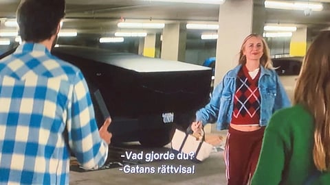En Tesla-bil vandaliseras i nya säsongen av "Nobody wants this" på Netflix.
