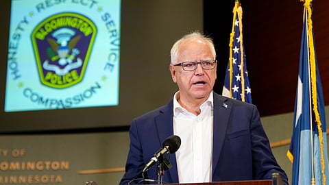 Guvernör Tim Walz hävdar att delstaten samarbetar med ICE.