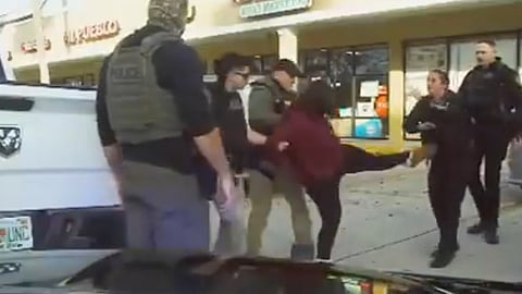 Här sparkar Jennier Cruz en kvinnlig delstatspolis. 